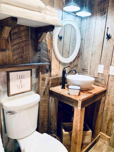 Ένα μπάνιο στο Cozy Beech Mountain Studio Near Hiking, Biking & Slopes