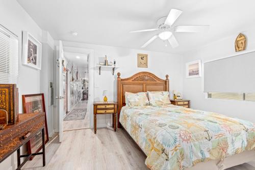 - une chambre avec un lit et un ventilateur de plafond dans l'établissement Sunset Escape, à Marco Island