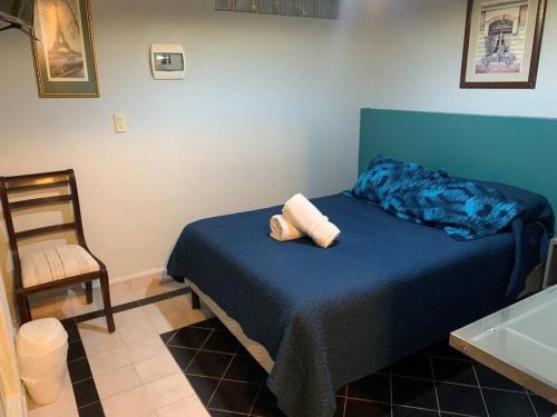 una camera con un letto blu e una sedia di Buganvilias 11 a Città del Messico