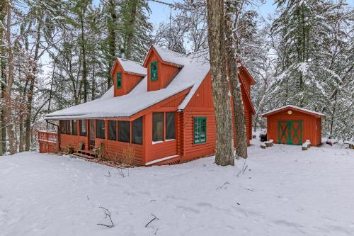 MaustonにあるLemonweir Lodgeの雪の森の小屋