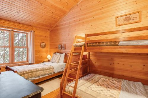 MaustonにあるLemonweir Lodgeの丸太小屋の二段ベッドが2つある寝室