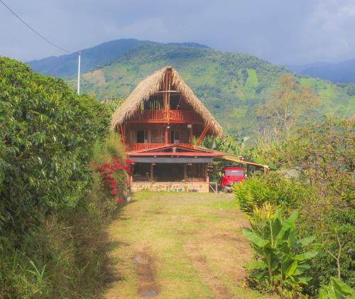 ハルディンにあるhospedaje rural finca cafetera La Malokaの草屋根の大きな建物