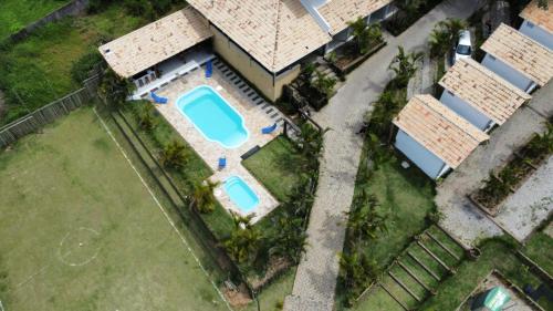 uma vista superior de uma casa com duas piscinas em Pousada Vale do Parque em Cunha