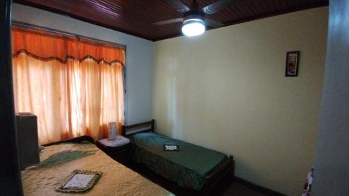 1 dormitorio con 2 camas y ventana en Revivir "LA CASA DE LOS ABUELOS" en Montecarlo