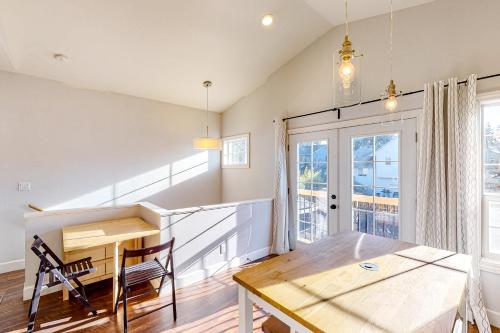 Westwind Retreat - Upper Unit – Photos 5