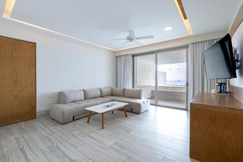 TV a/nebo společenská místnost v ubytování Izla Beach Front Hotel