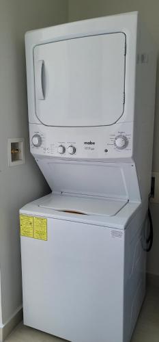 a microwave oven sitting on top of a refrigerator at Exclusivo, Moderno y Cómodo Apto temático con hermosa Vista al Mar in Playa Blanca