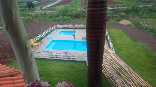 an overhead view of a swimming pool in a yard at A casa da arvore no Parana 