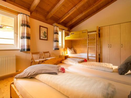 1 Schlafzimmer mit 2 Betten und 1 Etagenbett in der Unterkunft Sonnenwinkel III in Kolsassberg
