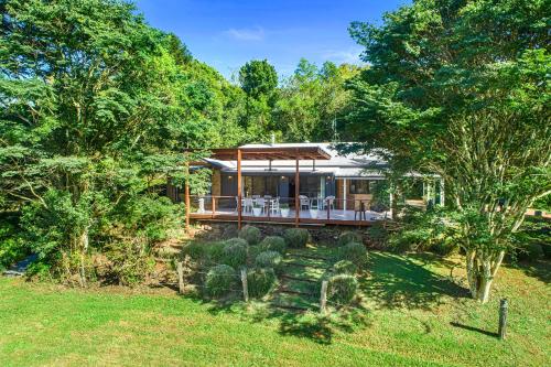 Un jardín fuera de Designer Hinterland Escape with Breathtaking Views