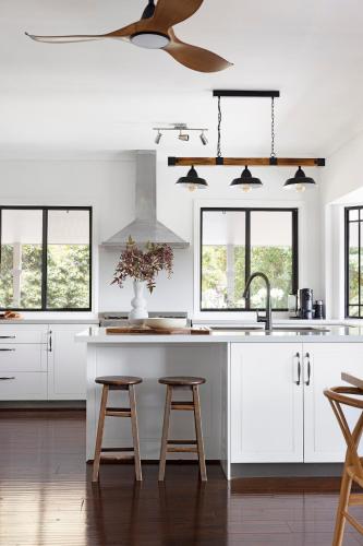 Una cocina o cocineta en Designer Hinterland Escape with Breathtaking Views