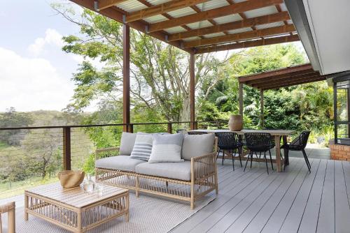 Un balcón o terraza en Designer Hinterland Escape with Breathtaking Views
