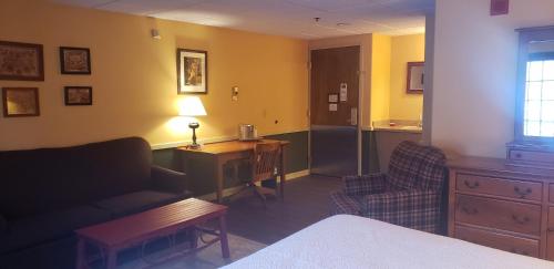 Ein Sitzbereich in der Unterkunft The Common Man Inn, Spa & Lodge