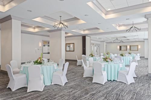 Εστιατόριο ή άλλο μέρος για φαγητό στο Crowne Plaza Melbourne-Oceanfront by IHG