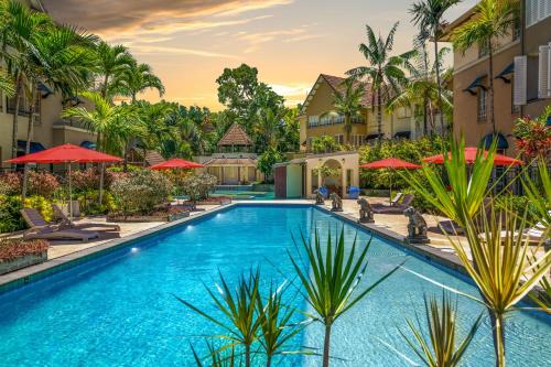 una imagen de una piscina en un complejo en The Lakes Resort Cairns, en Cairns