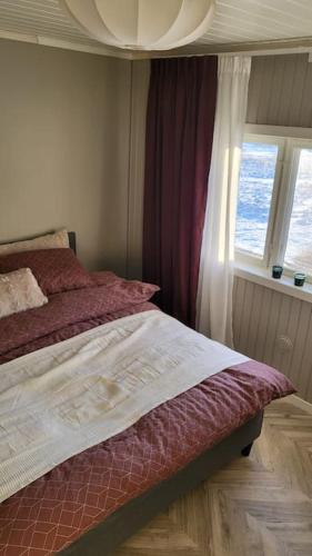 a bedroom with a bed and a window at Skogro ved Norefjell in Noresund