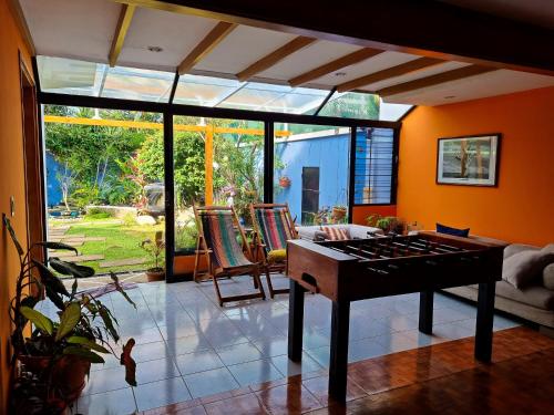 una sala de estar con mesa de ping pong. en Casa Jardin del Mango, en San José