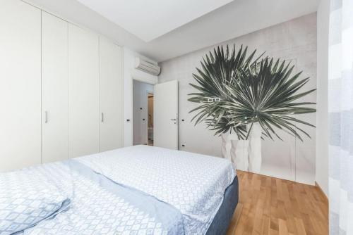- une chambre avec un lit et une plante dans l'établissement Villa con giardino in piena città, à Modène