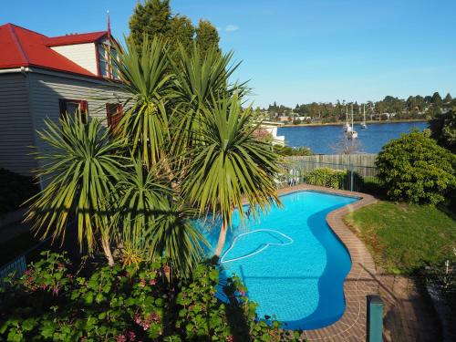Bazén v ubytování Waterfront Lodge Motel nebo v jeho okolí