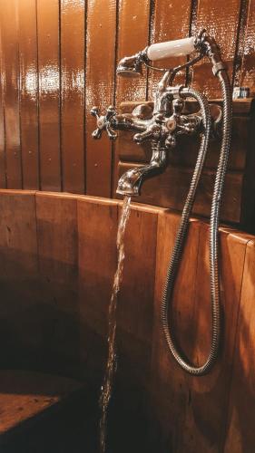 a water stream coming out of a bathroom faucet at Cabana Retrô com lareira e Ofurô em Monte Verde in Monte Verde