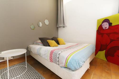 Un pat sau paturi într-o cameră la Joli appartement aux Beaux Arts Loft avec Terrasse