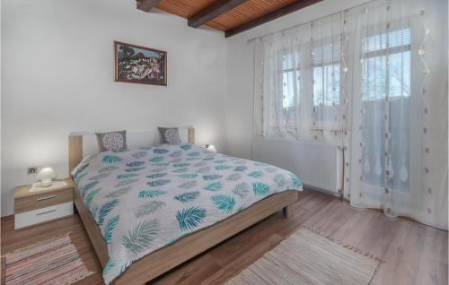 um quarto com uma cama e uma grande janela em 3 Bedroom Cozy Home In Crni Lug em Crni Lug