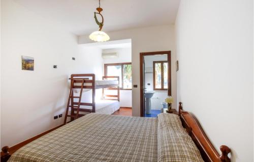 una camera con letto e scala di Awesome Home In Melito Di Porto Salvo With Wifi a Melito di Porto Salvo
