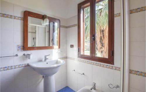 un bagno con lavandino, specchio e finestra di Awesome Home In Melito Di Porto Salvo With Wifi a Melito di Porto Salvo