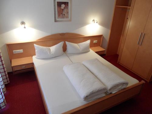 Una cama o camas en una habitación de Gasthof Sonnalm
