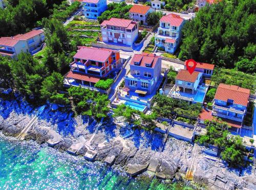 une vue aérienne sur une maison à côté de l'eau dans l'établissement Vila Dream 1st row to the sea, à Prigradica