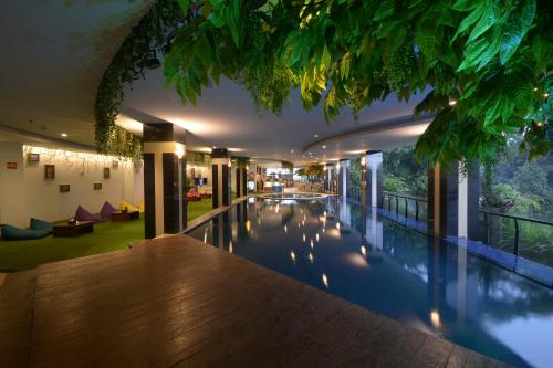 Bazén v ubytování Grand Savero Hotel Bogor nebo v jeho okolí