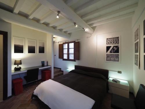 a bedroom with a bed and a desk in it at Nice apartment in Gambassi Terme with shared pool in Gambassi Terme