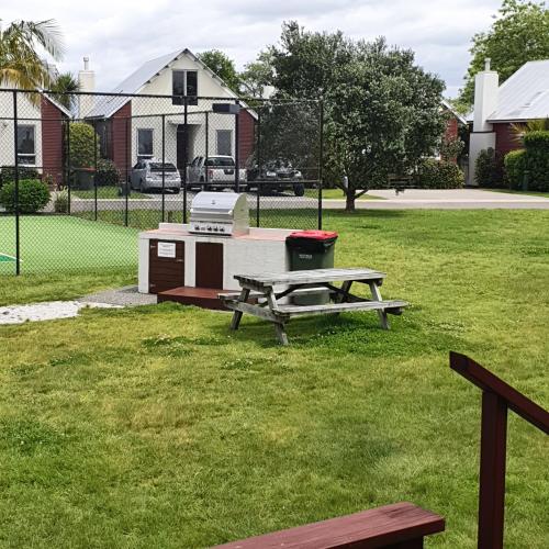 Κήπος έξω από το Kiwi on the Lake 3 bedroom,Chalet Villa