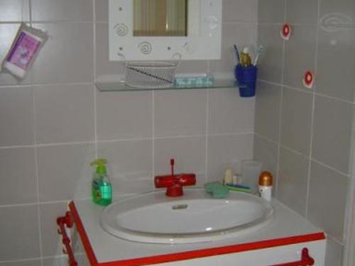 ein Bad mit einem Waschbecken und einem Spiegel in der Unterkunft Maison Les Sables-d'Olonne, 3 pièces, 4 personnes - FR-1-92-677 in Saint-Jean-dʼOrbetiers