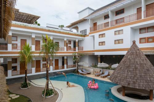 vista sulla piscina di un hotel di Roomates Hostel Canggu by Ini Vie Hospitality a Canggu