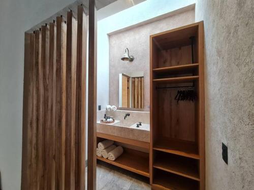 a bathroom with a sink and a mirror at Impresionante Residencia de lujo en Condominio Top in San Miguel de Allende