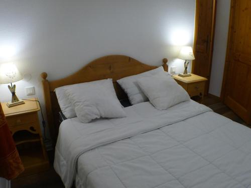 a bed with white sheets and pillows in a bedroom at Appartement Samoëns, 2 pièces, 5 personnes - FR-1-629-121 in Samoëns