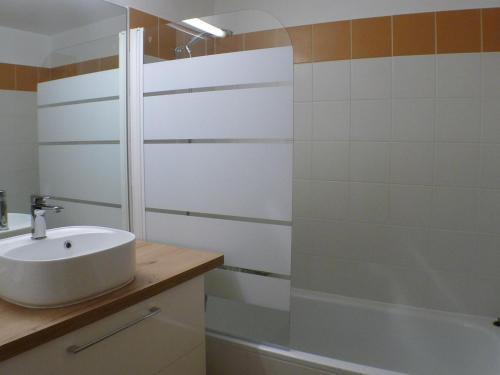 une salle de bain avec un lavabo blanc et une douche dans l'établissement Charmant 2 pièces cabine avec parking et équipement modern à Samoëns - FR-1-629-121, à Samoëns