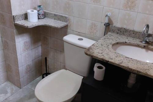 y baño con aseo blanco y lavamanos. en Casa em Vila Isabel, en Río de Janeiro