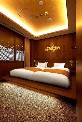 a bedroom with a large bed in a room at Minn Kanazawa in Kanazawa