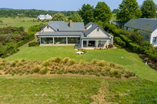 eine Luftansicht eines Hauses mit einem Golfgrün in der Unterkunft Prestwick-on-Gowrie, Gowrie Farm, Nottingham Road in Nottingham Road