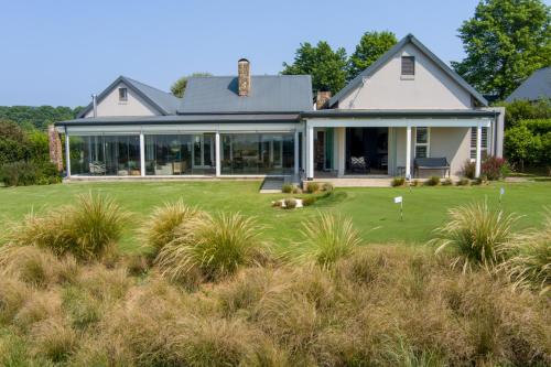 ein Haus mit einem großen Garten mit Gras in der Unterkunft Prestwick-on-Gowrie, Gowrie Farm, Nottingham Road in Nottingham Road