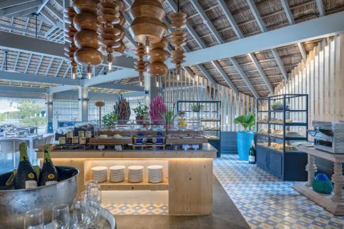 Un restaurante o sitio para comer en Cora Cora Maldives - Premium All-Inclusive Resort