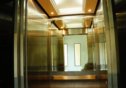 a bathroom with a mirror and a mirror at PT Grand Hotel in Ban Tha Makham