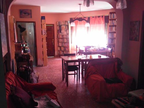 sala de estar con mesa y sillas y comedor en La Casa de Ramatis en Valle Hermoso