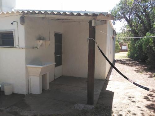 un pequeño edificio blanco con un lavabo dentro en Casa Balneario Orense en 