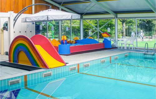 einen Pool mit Rutsche und Spielplatz in der Unterkunft Pet Friendly Home In Meppen With House A Panoramic View in Meppen