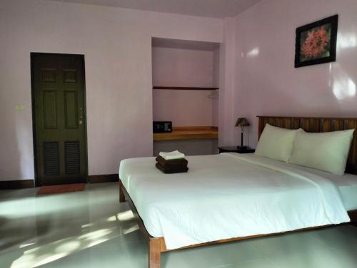 En eller flere senge i et værelse på Khao Sok Palm Garden Resort