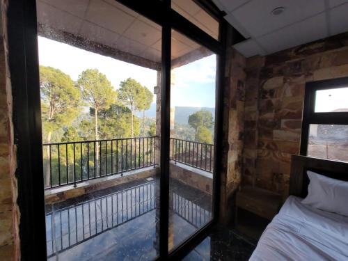 Postel nebo postele na pokoji v ubytování Galaxy Hill Resorts Murree, Residence inn GHR9320