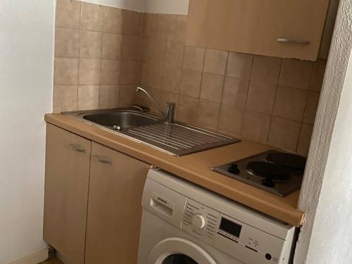 une cuisine avec un évier et une machine à laver dans l'établissement Villa T2+Mezzanine 6 Pers, Terrasse, Parking, Face Mer - FR-1-81-350, à Port-Leucate